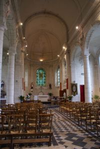 Helles neoklassisches Kirchenschiff