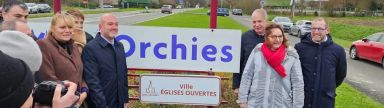 Un panneau d'entrée de ville Églises Ouvertes