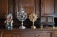 Trésors d'église exposés dans une vitrine