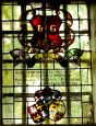 Glasramen in het koor